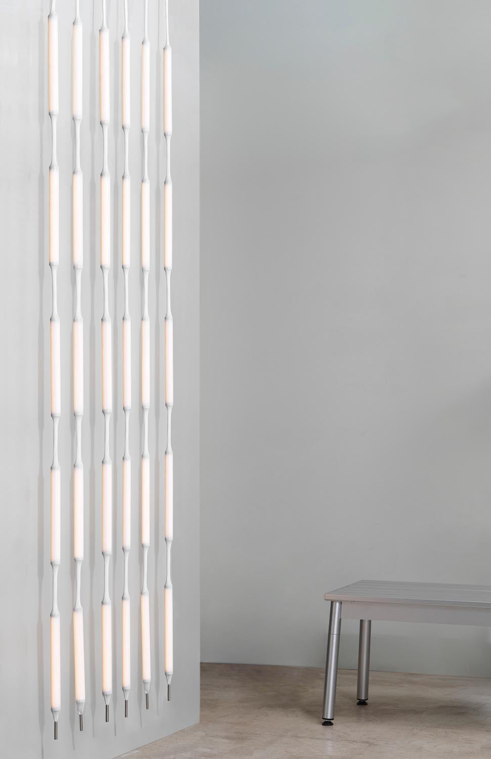 Weisse Pendelleuchte Reb Lampe 5 von Normann Copenhagen mit fünf netzartigen Acrylrohr-Modulen aus PET, PMMA und Aluminium, hängend von der Decke.
