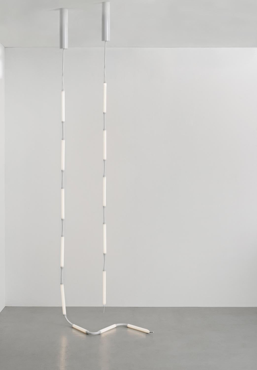 Weisse Pendelleuchte Reb Lampe 5 von Normann Copenhagen mit fünf netzartigen Acrylrohr-Modulen aus PET, PMMA und Aluminium, hängend von der Decke.