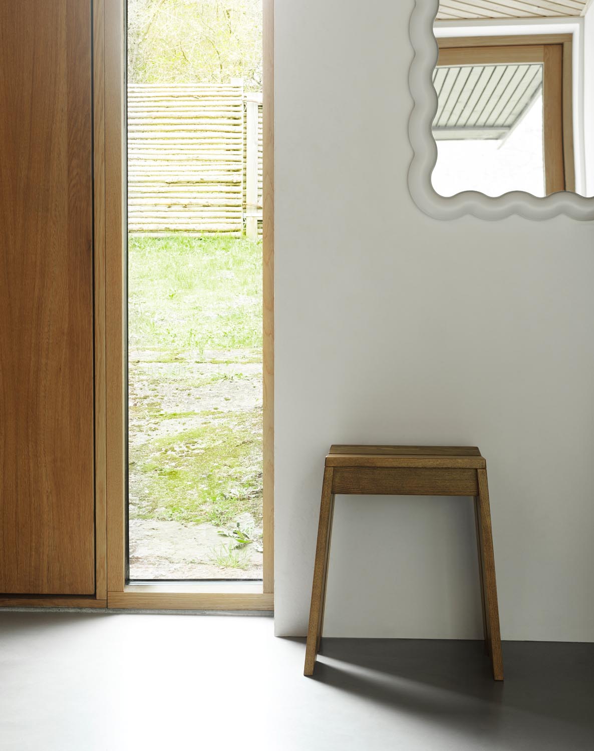 Hocker Let von Normann Copenhagen aus lackierter Eiche mit zwei parallelen, leicht geneigten Holzplanken als Sitzfläche und Beinen.