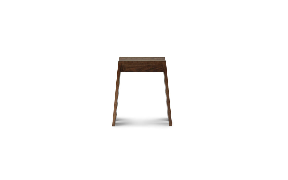 Hocker Let von Normann Copenhagen aus lackierter Eiche mit zwei parallelen, leicht geneigten Holzplanken als Sitzfläche und Beinen.