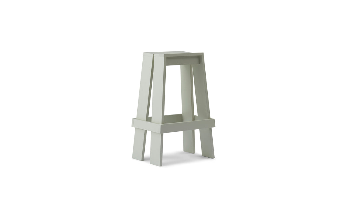 Barhocker Let 75 cm von Normann Copenhagen aus lackierter Eiche, mit zwei parallelen, leicht geneigten Holzplanken als Sitzfläche und Beinen.