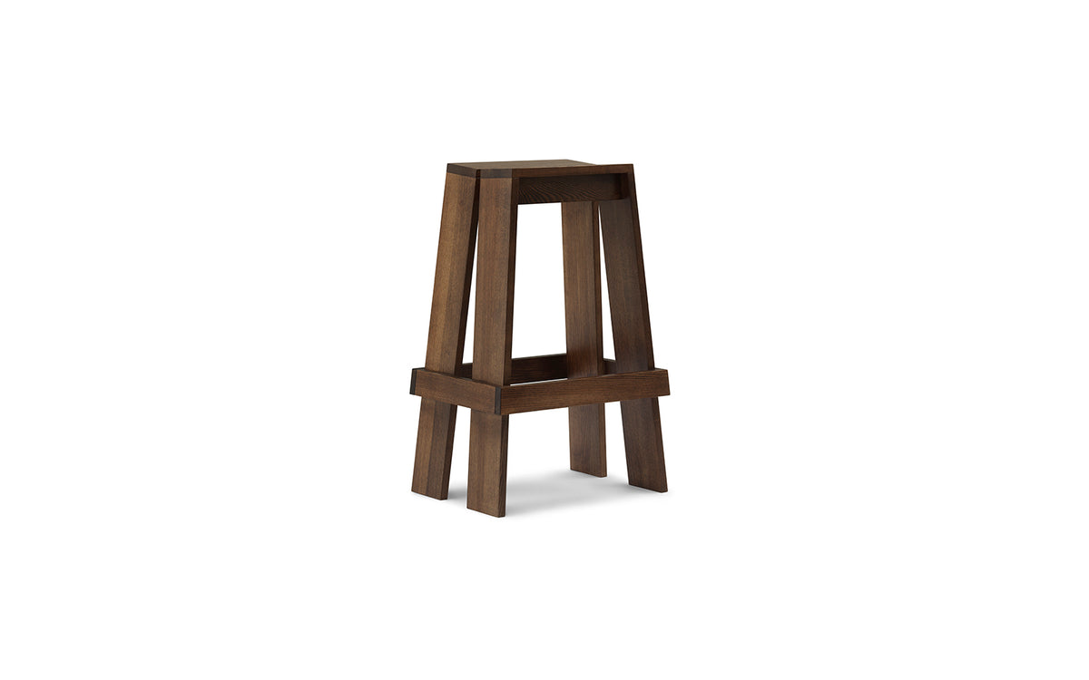 Barhocker Let 75 cm von Normann Copenhagen aus lackierter Eiche, mit zwei parallelen, leicht geneigten Holzplanken als Sitzfläche und Beinen.