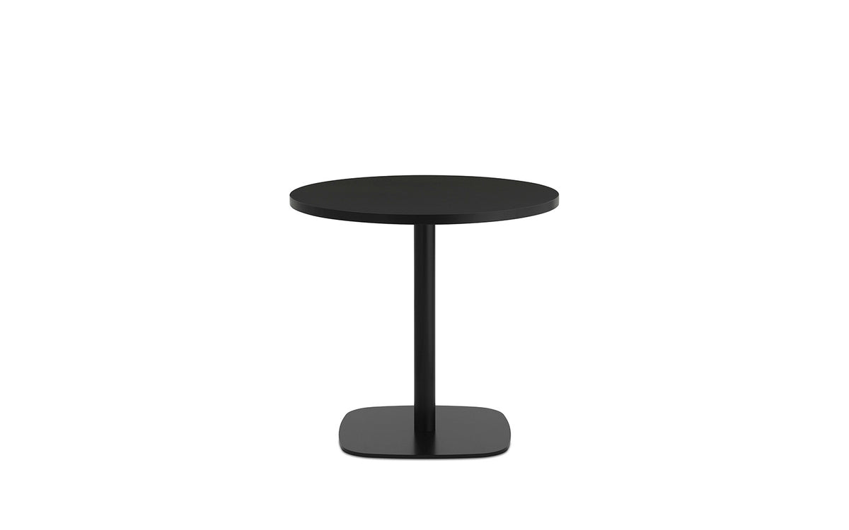 Runder Esstisch Form Café Table mit Tischplatte aus Eiche und Beinen aus schwarz lackiertem Aluminium, Höhe 65 cm, Durchmesser 70 cm.
