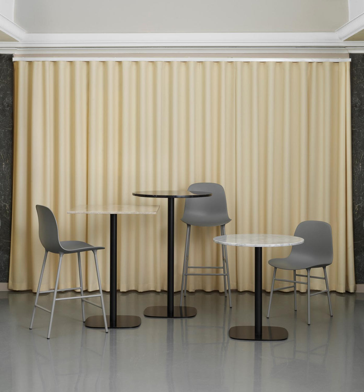 Quadratischer Esstisch mit schwarzer Marmorplatte und Gestell aus schwarz lackiertem Aluminium, Modell Form Café Tisch H65.