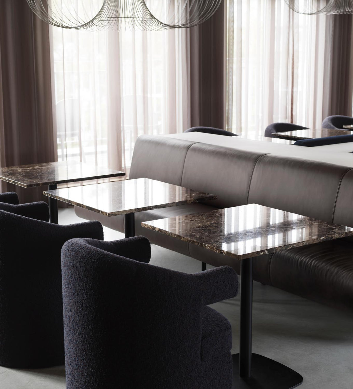 Quadratischer Esstisch mit schwarzer Marmorplatte und Gestell aus schwarz lackiertem Aluminium, Modell Form Café Tisch H65.