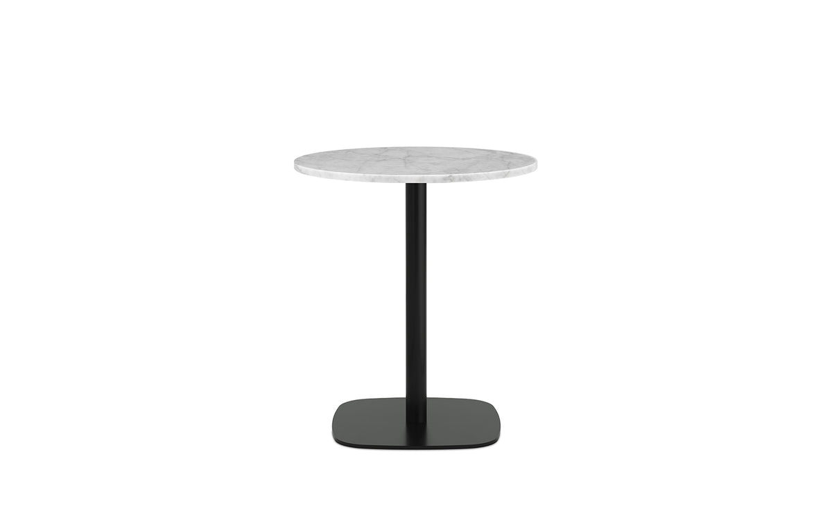 Runder Esstisch Form Cafe Table von Normann Copenhagen mit schwarzer Marmor-Tischplatte und Gestell aus schwarz lackiertem Aluminium.