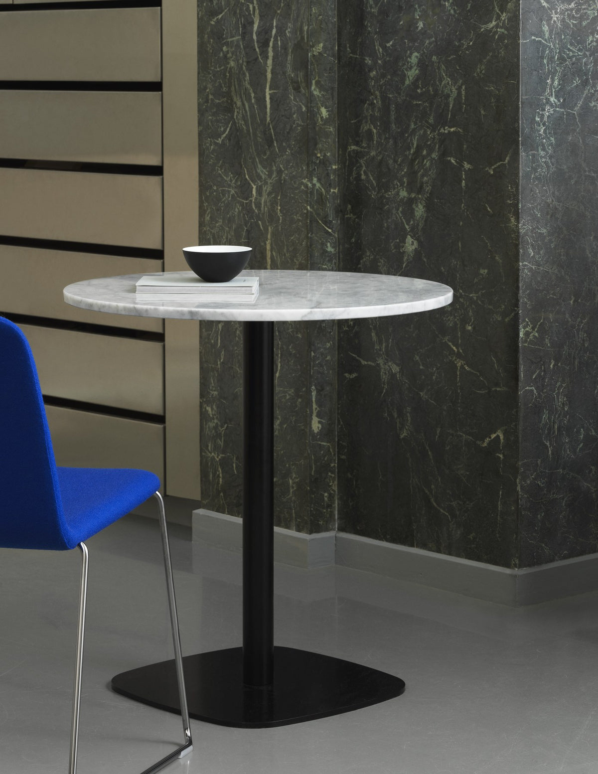 Runder Esstisch Form Cafe Table von Normann Copenhagen mit schwarzer Marmor-Tischplatte und Gestell aus schwarz lackiertem Aluminium.