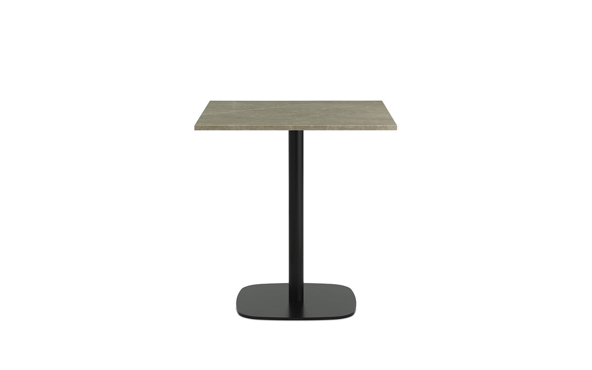Quadratischer Esstisch Form Café Table von Normann Copenhagen mit schwarzer Marmor-Tischplatte und Beinen aus schwarz lackiertem Aluminium.