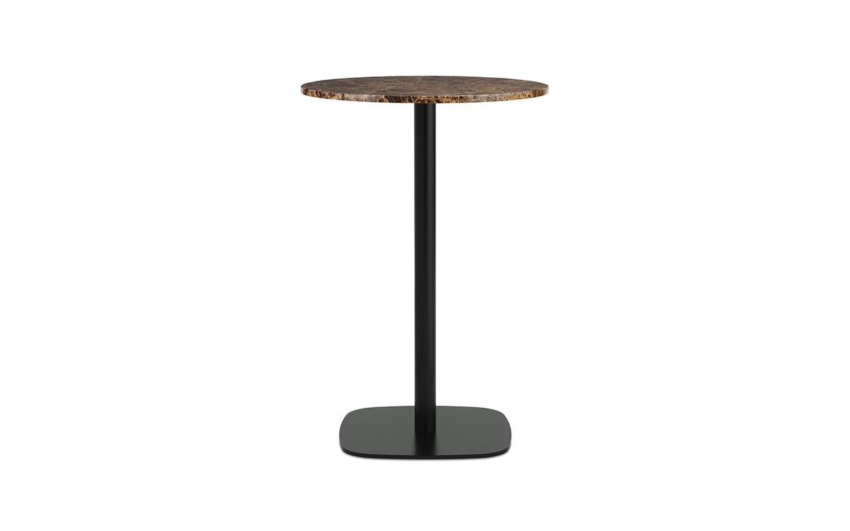 Hochtisch Form Cafétisch von Normann Copenhagen mit runder Tischplatte aus Sand-Marmor und Beinen aus schwarz lackiertem Aluminium, Durchmesser 60 cm.