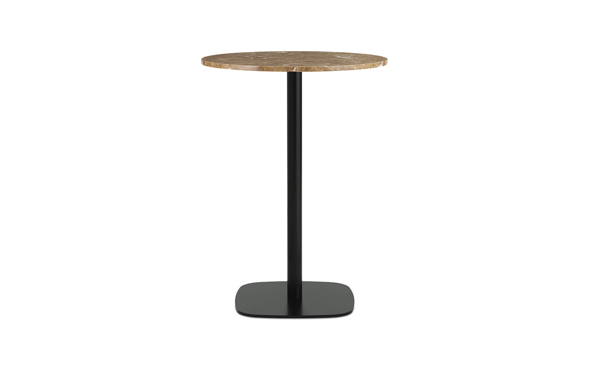 Runder Hochtisch Form Cafe Table von Normann Copenhagen mit Tischplatte aus schwarzem Marmor und Gestell aus schwarz lackiertem Aluminium.