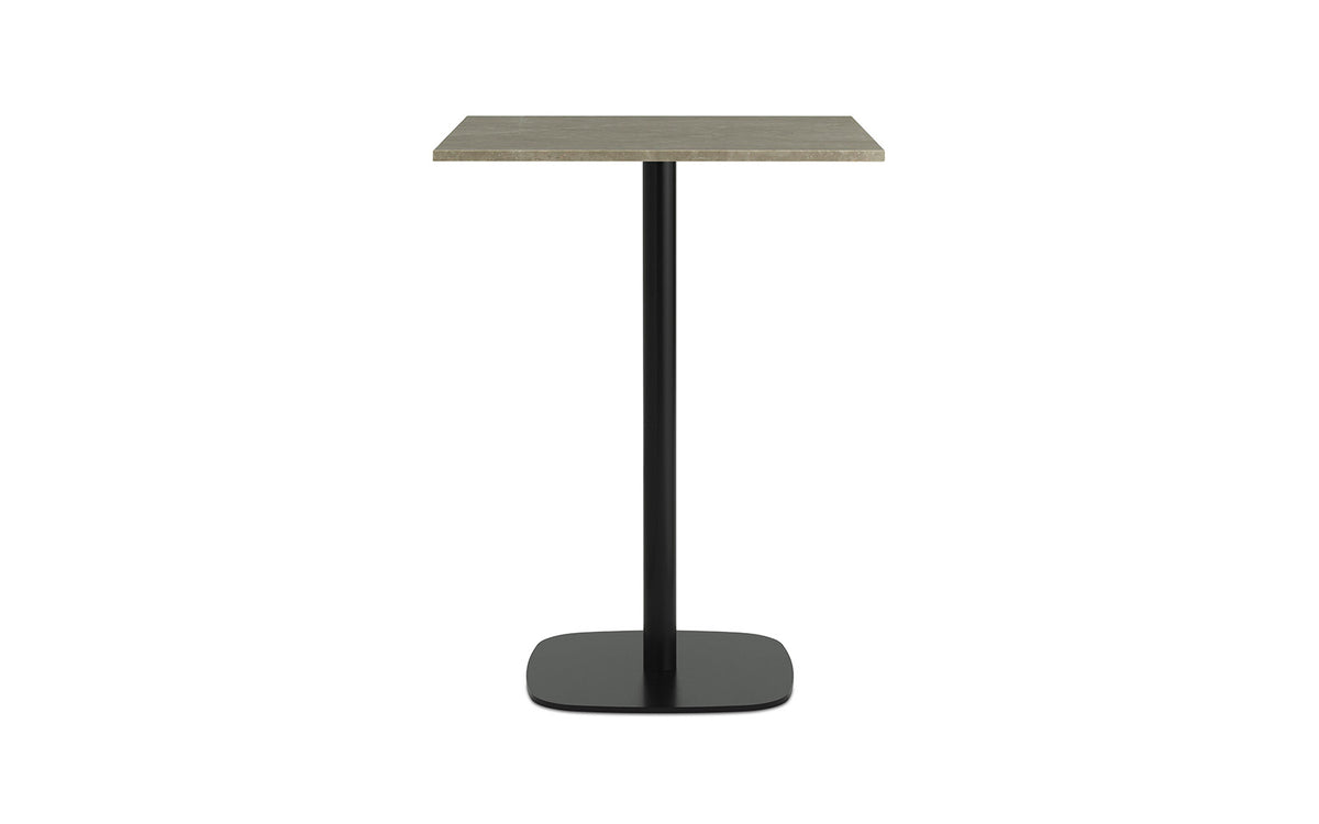 Schwarzer Hochtisch Form Café Table von Normann Copenhagen mit quadratischer Marmorplatte und Beinen aus schwarz lackiertem Aluminium.