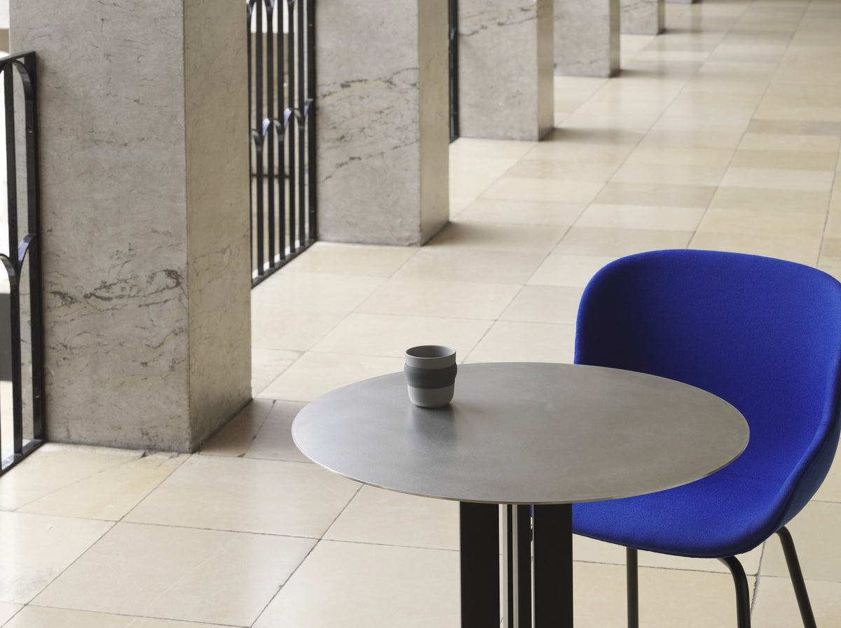 Runder Esstisch Scala Café Table von Normann Copenhagen mit Eichenplatte und schwarzem Aluminiumgestell, Durchmesser 60 cm, Höhe 75 cm.