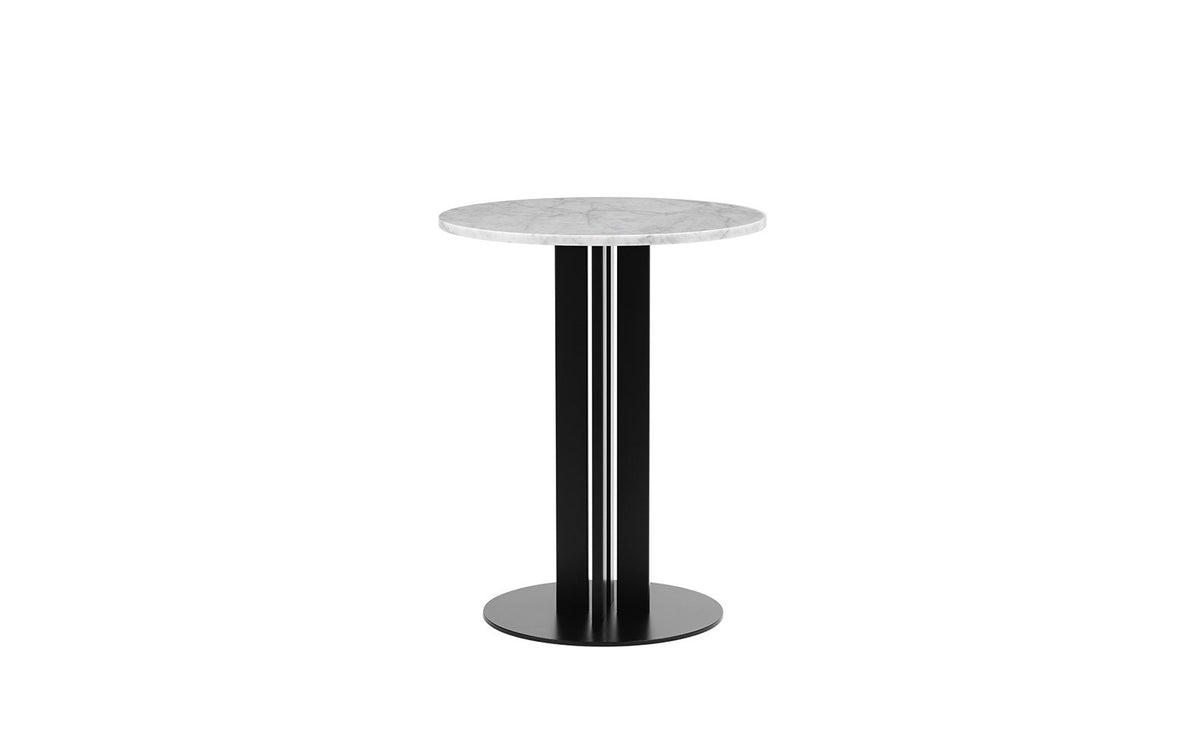 Runder Esstisch Scala Cafe Table von Normann Copenhagen mit weisser Marmor-Tischplatte und vier Beinen aus schwarz lackiertem Aluminium.