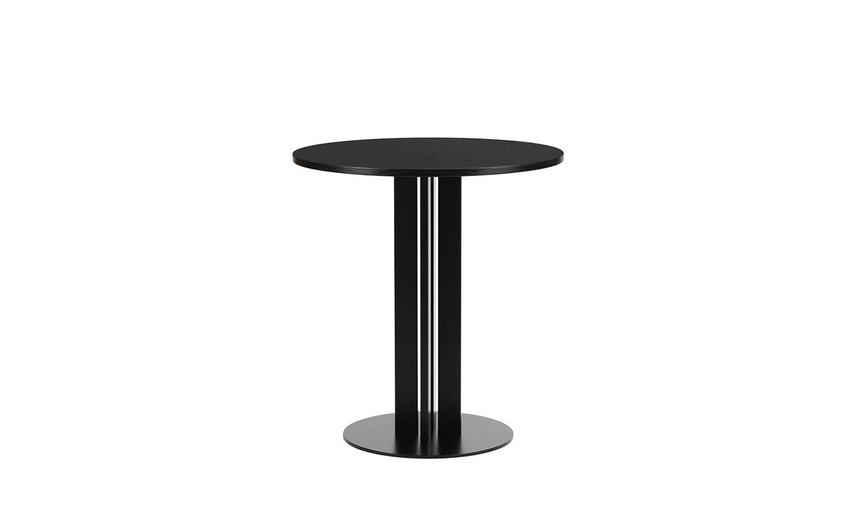 Runder Esstisch Scala von Normann Copenhagen mit Eichen-Tischplatte und vier Beinen aus schwarz lackiertem Aluminium.
