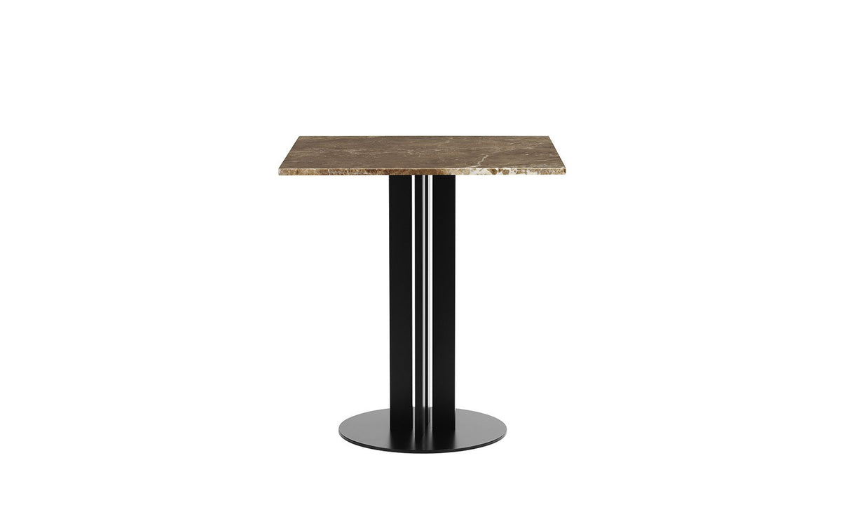Runder Esstisch Scala mit weisser Marmor-Tischplatte und vier Beinen aus schwarz lackiertem Aluminium, Design von Simon Legald für Normann Copenhagen.
