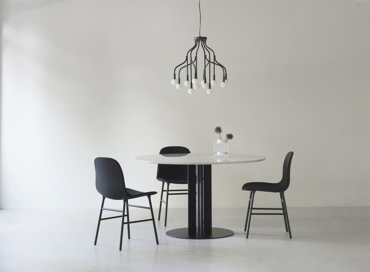 Runder Esstisch Scala von Normann Copenhagen mit Eiche-Furnier-Tischplatte und pulverbeschichtetem Stahlgestell aus vier Säulen, Ø130 cm.