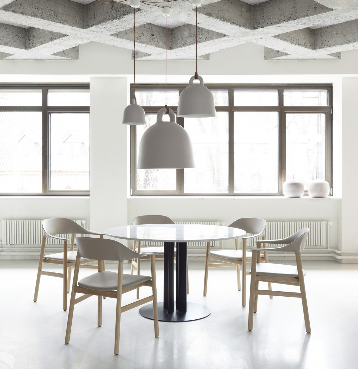 Runder Esstisch Scala von Normann Copenhagen mit Eiche-Furnier-Tischplatte und pulverbeschichtetem Stahlgestell aus vier Säulen, Ø130 cm.