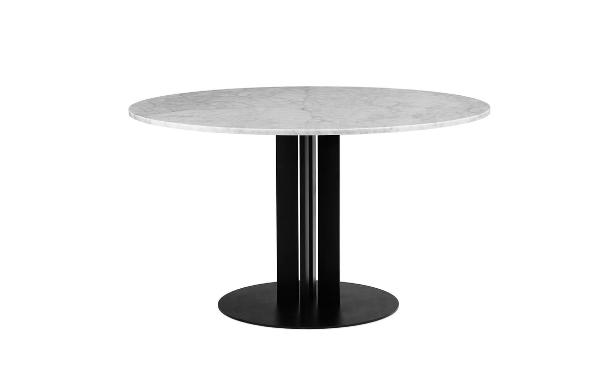 Runder Esstisch Scala von Normann Copenhagen mit weisser Marmor-Tischplatte und schwarzem Aluminiumgestell, Durchmesser 130 cm.