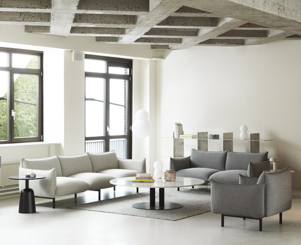 Runder Beistelltisch Scala von Normann Copenhagen mit weisser Marmor-Tischplatte auf schlankem Gestell aus vier pulverbeschichteten Stahlsäulen.