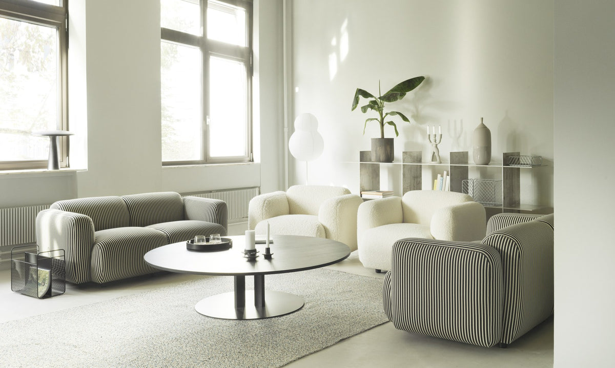 Runder Beistelltisch Scala von Normann Copenhagen mit weisser Marmor-Tischplatte auf schlankem Gestell aus vier pulverbeschichteten Stahlsäulen.