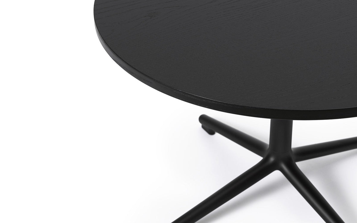 Runder Couchtisch Lunar mit Tischplatte aus schwarz Eiche und Beinen aus schwarz lackiertem Aluminium, Durchmesser 70 cm, Höhe 40 cm.