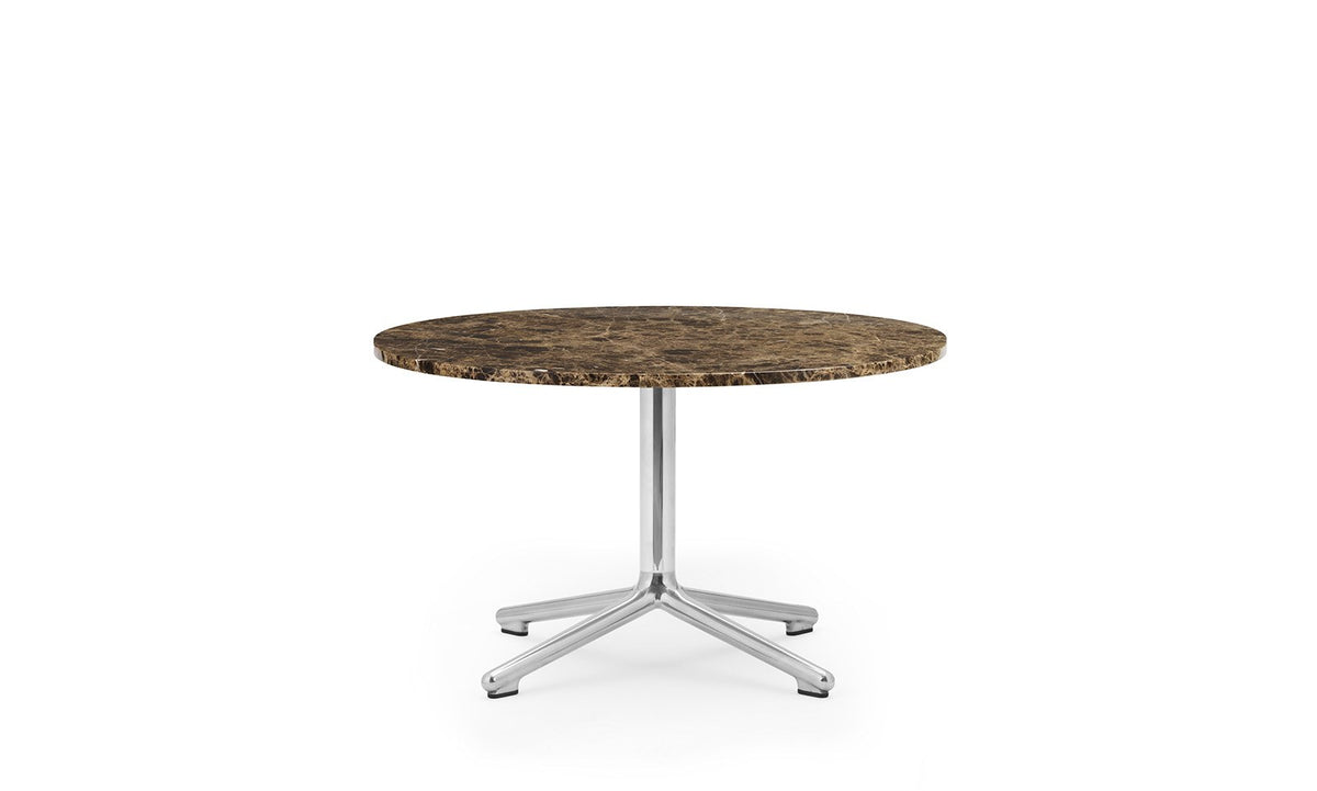 Runder Beistelltisch Lunar mit Tischplatte aus Sand-Marmor und Gestell aus poliertem Aluminium, Höhe 40 cm, Durchmesser 70 cm.