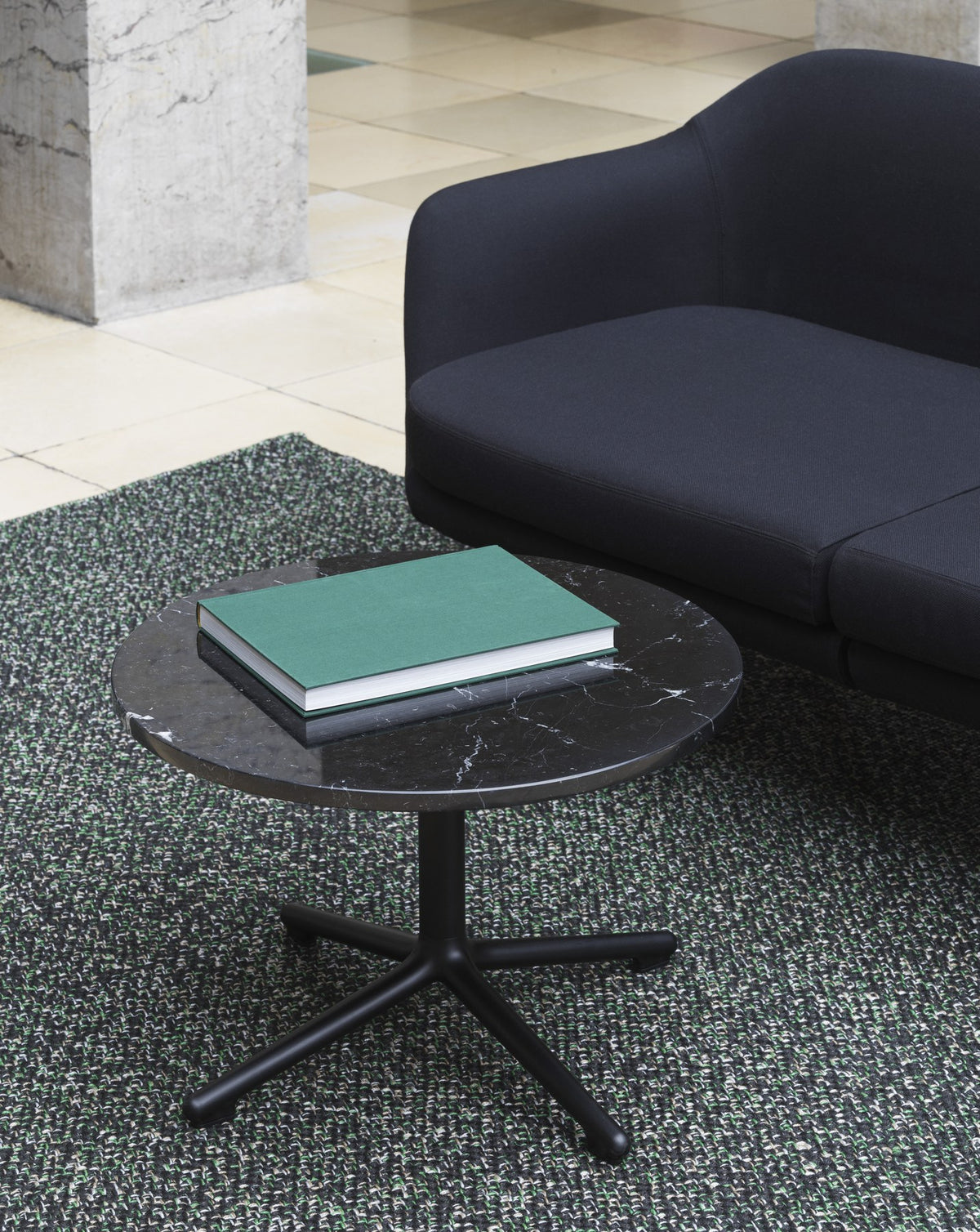 Runder Couchtisch Lunar mit weisser Marmor-Tischplatte und Beinen aus schwarz lackiertem Aluminium, Durchmesser 60 cm, Höhe 45 cm.