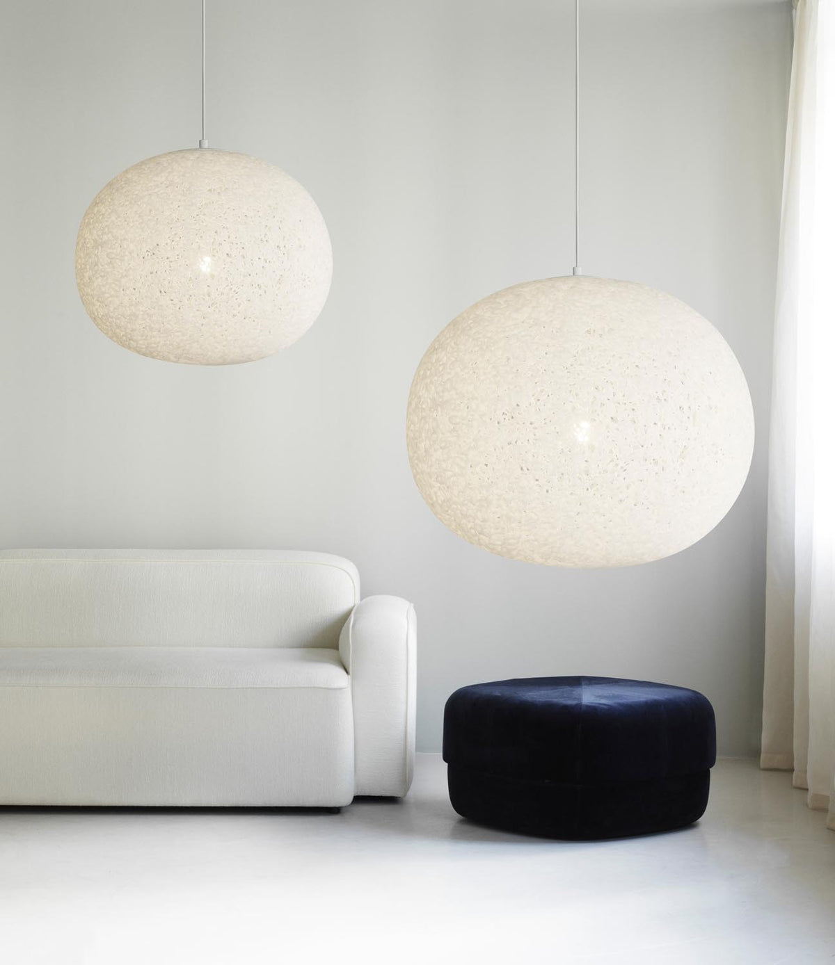 Weisse Pendelleuchte Act Ø60 von Normann Copenhagen mit transparentem Lampenschirm aus verschmolzenen, oval geschnittenen PE-Rohrringen.