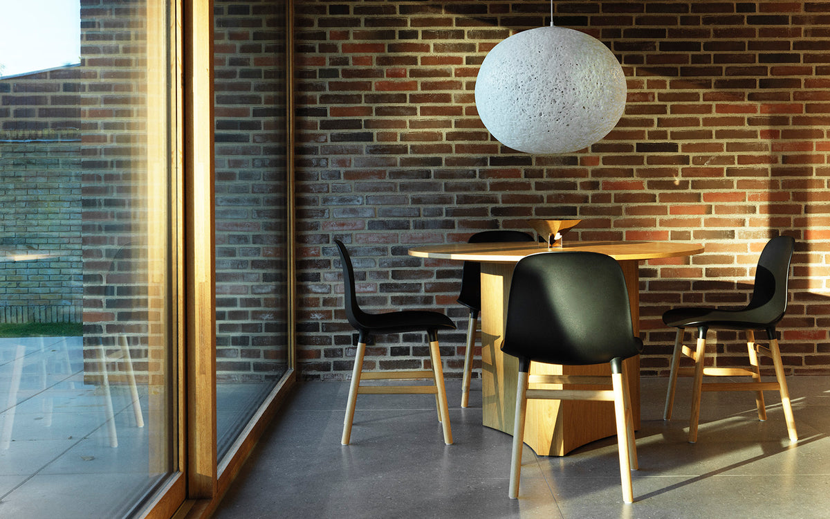 Weisse Pendelleuchte Act Ø60 von Normann Copenhagen mit transparentem Lampenschirm aus verschmolzenen, oval geschnittenen PE-Rohrringen.