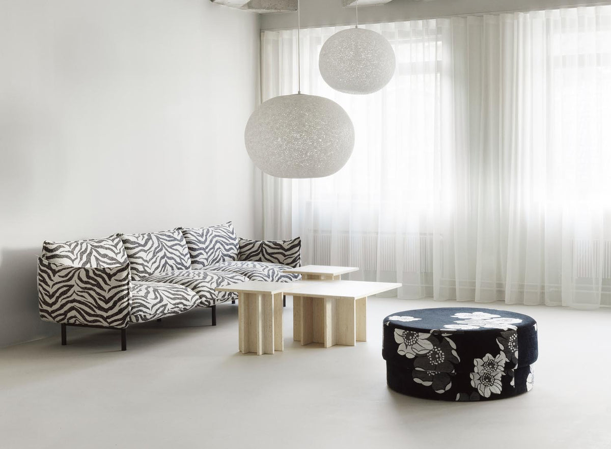 Weisse Pendelleuchte Act Ø80 von Normann Copenhagen aus verschmolzenen ovalen PE-LD Rohrringen, Durchmesser 80cm, Höhe 60cm.
