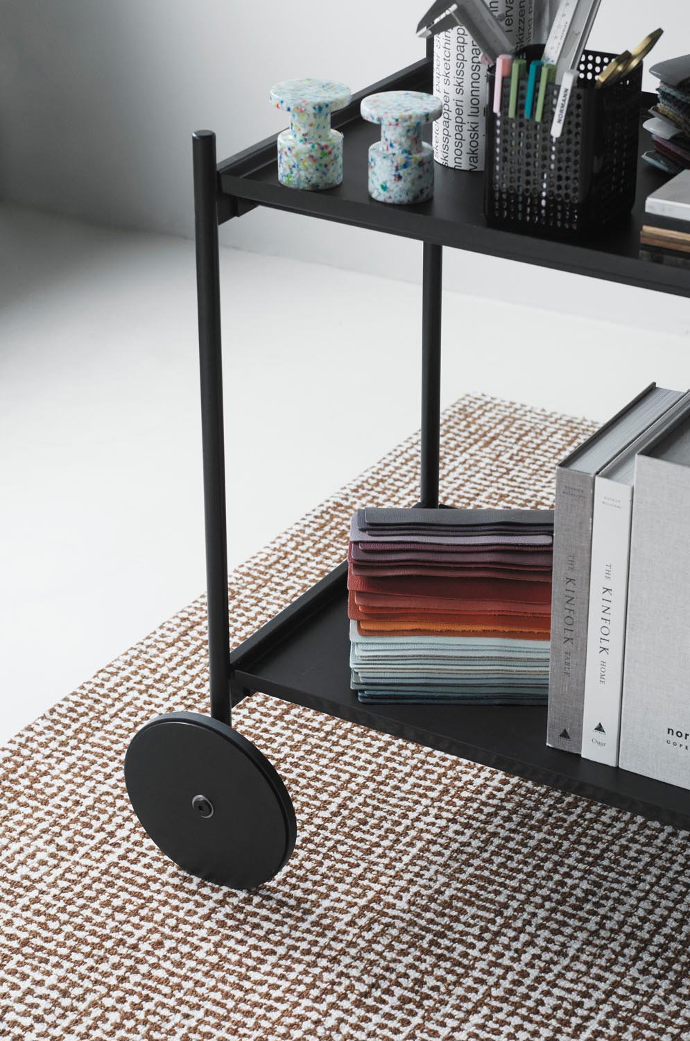 Handgetufteter Teppich Flick von Normann Copenhagen aus 100% Neuseeland Wolle in Off White und Braun, Grösse 80x200 cm.