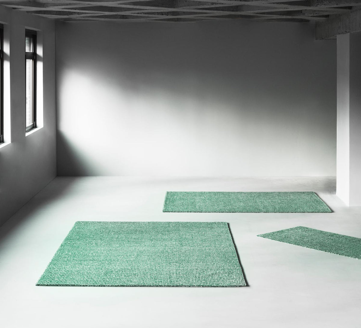 Handgetufteter Teppich Flick von Normann Copenhagen aus 100% Neuseeland Wolle in Off White und Braun, Grösse 80x200 cm.