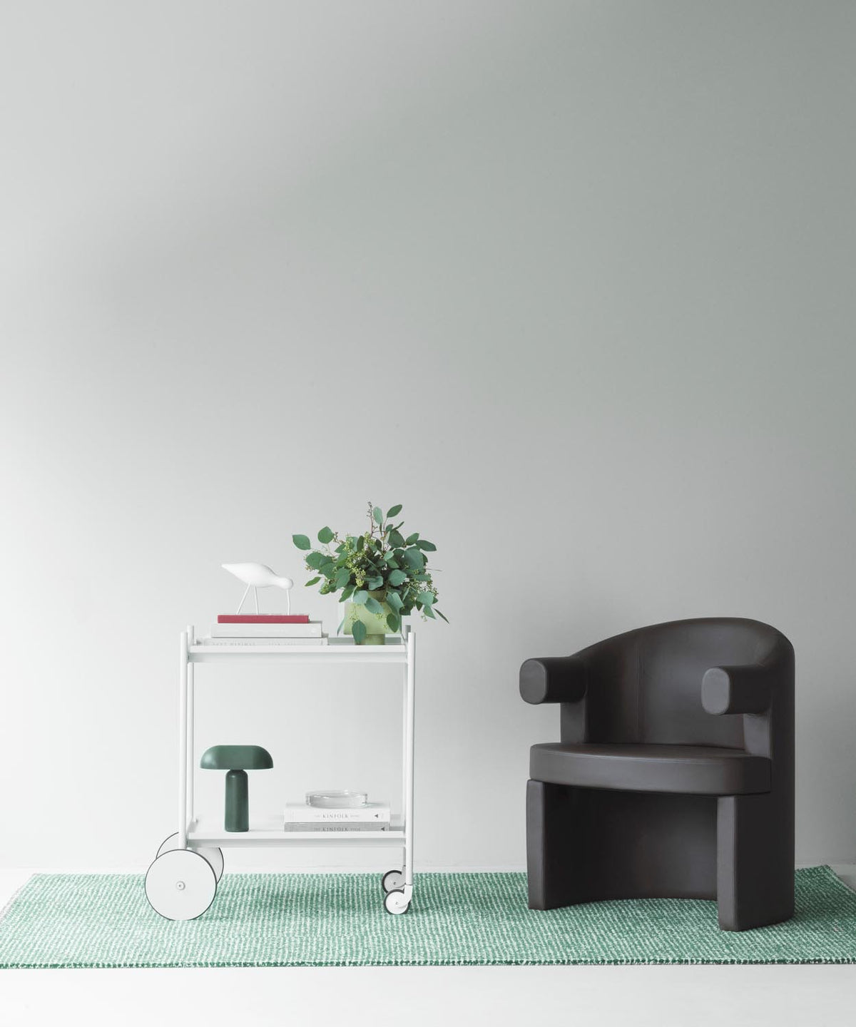 Handgetufteter Teppich Flick von Normann Copenhagen aus 100% Neuseeland Wolle in Off White und Braun, Grösse 80x200 cm.