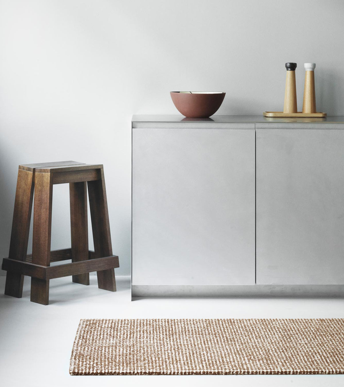 Handgetufteter Teppich Flick von Normann Copenhagen aus 100% Neuseeland Wolle in Off White und Braun, Grösse 170x240 cm.