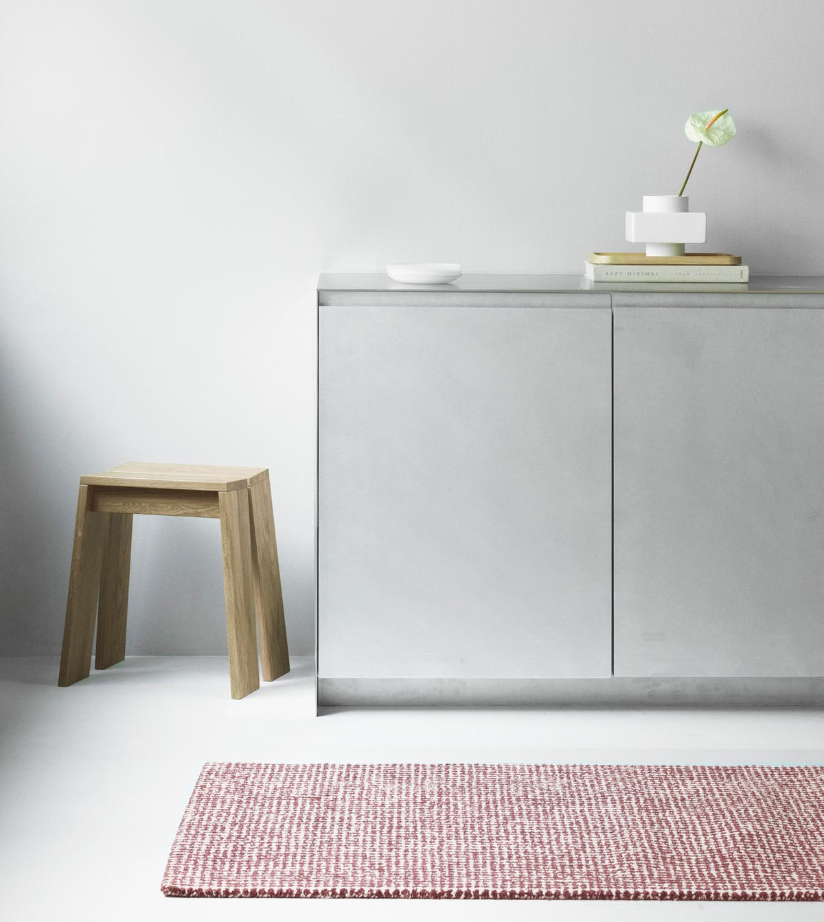Handgetufteter Teppich Flick von Normann Copenhagen aus 100% Neuseeland Wolle in Off White und Braun, Grösse 170x240 cm.
