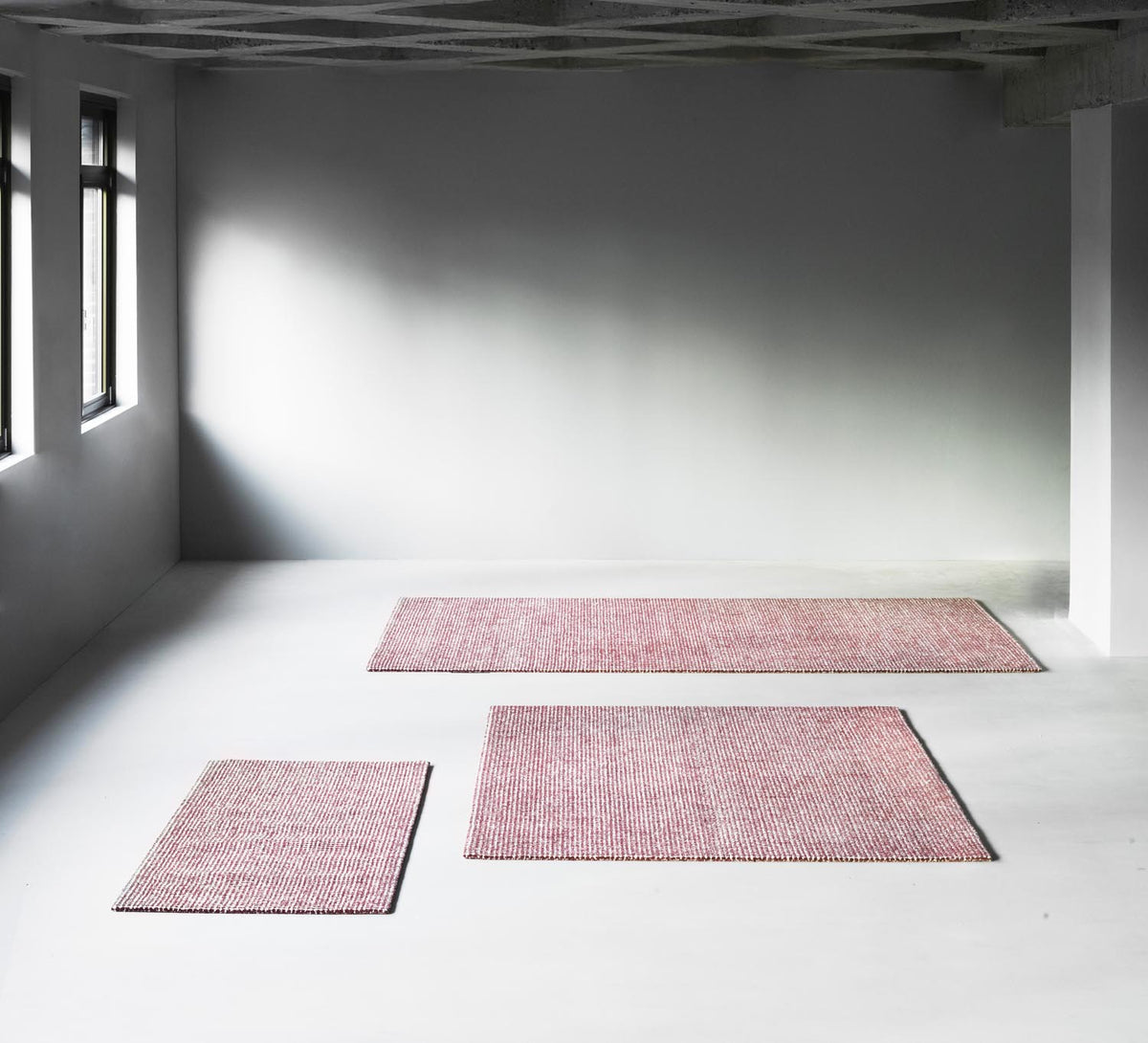 Handgetufteter Flick Teppich aus 100% Neuseeland Wolle in Off White/Braun, 300x200 cm, mit fliessendem Flecken-Muster von Normann Copenhagen.