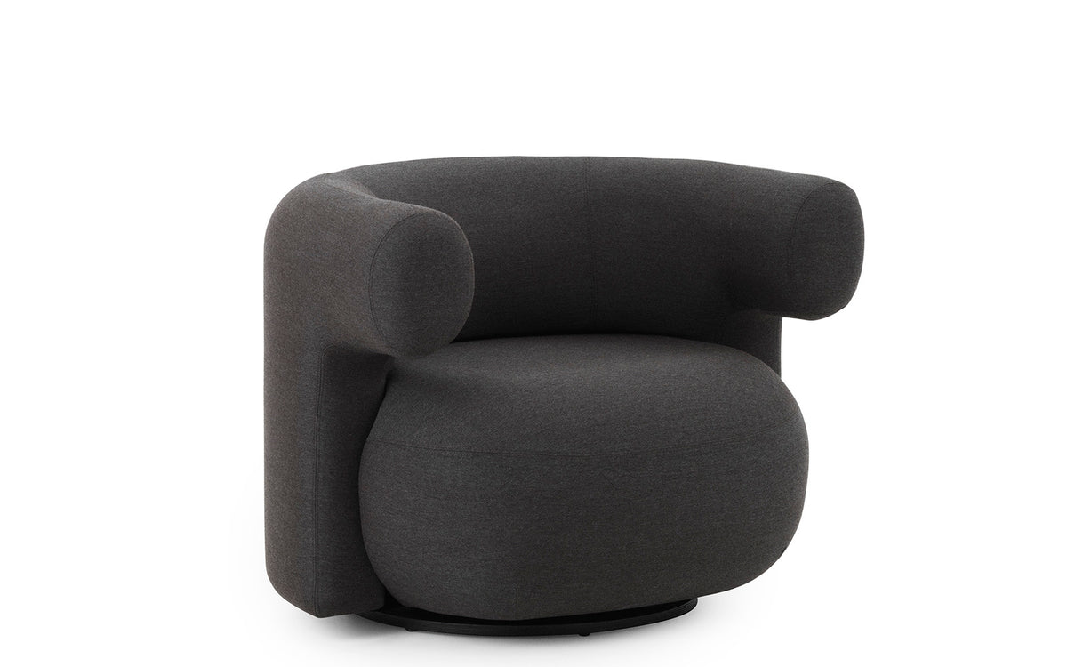 Drehsessel Burra Outdoor von Normann Copenhagen in Natté, Gestell aus Stahl und lackiertem Holz, runde skulpturale Sitzform.