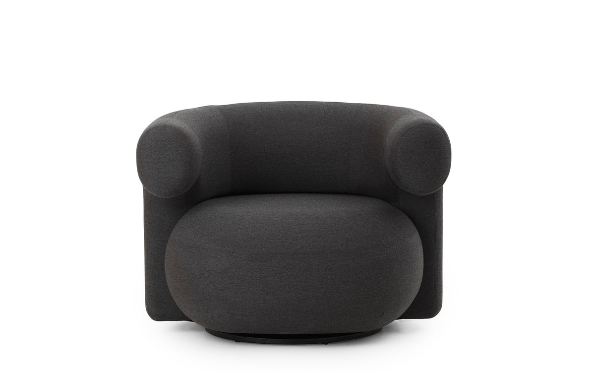 Drehsessel Burra Outdoor von Normann Copenhagen in Natté, Gestell aus Stahl und lackiertem Holz, runde skulpturale Sitzform.