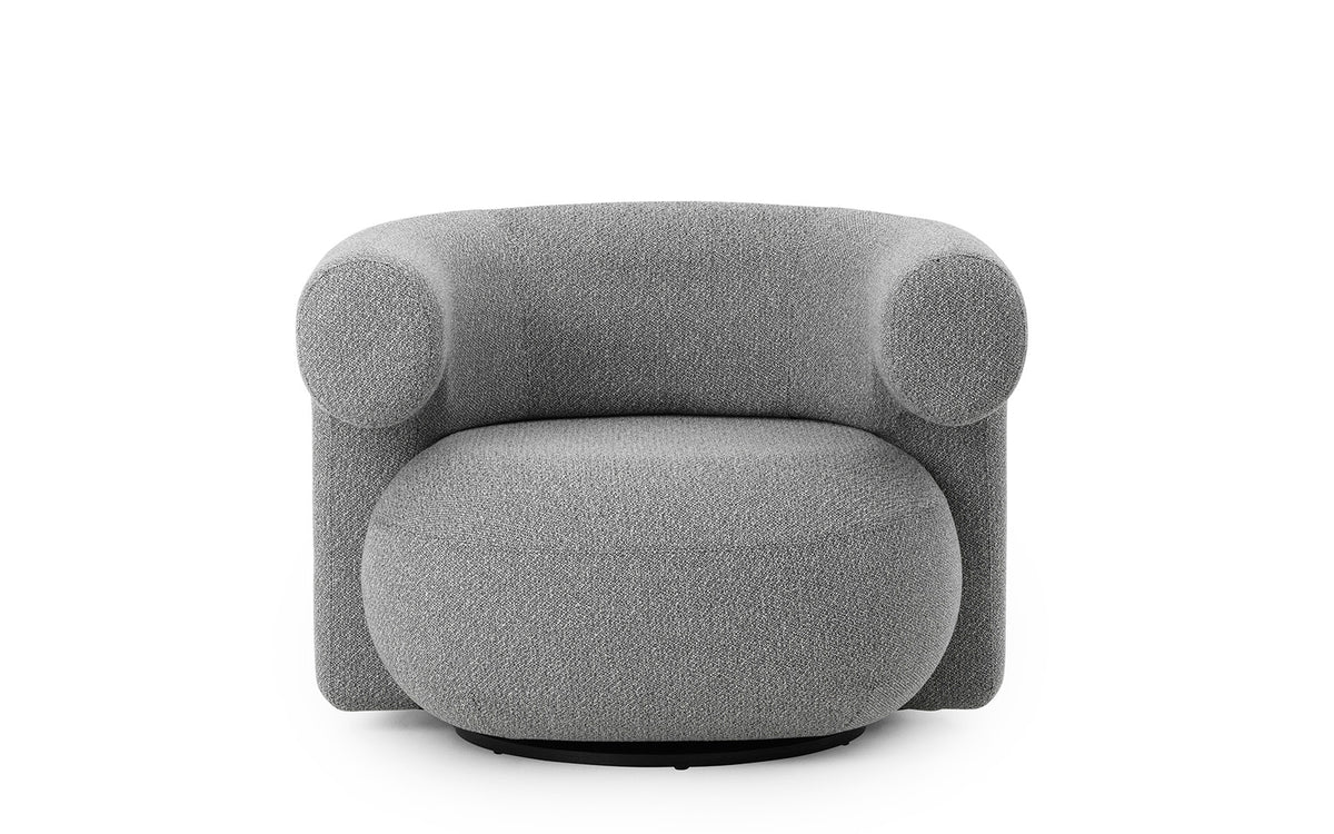 Drehsessel Burra Outdoor von Normann Copenhagen in Natté, Gestell aus Stahl und lackiertem Holz, runde skulpturale Sitzform.