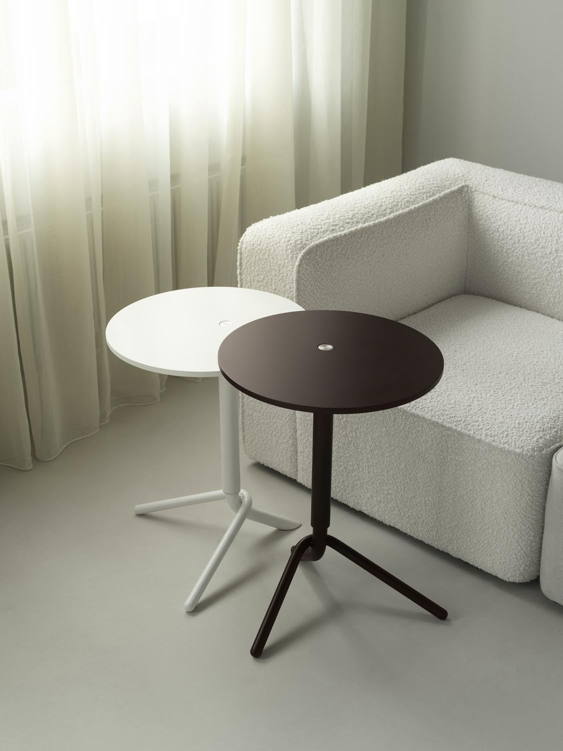 Lift Side Table in Black präsentiert im Onlineshop von KAQTU Design AG. Beistelltisch ist von Normann Copenhagen
