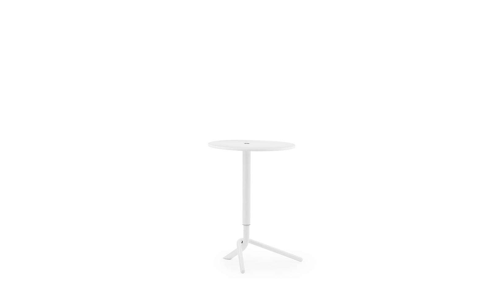 Entdecken Sie den Lift Side Table von Normann Copenhagen – ein eleganter, höhenverstellbarer Beistelltisch, der Funktionalität und Stil vereint.