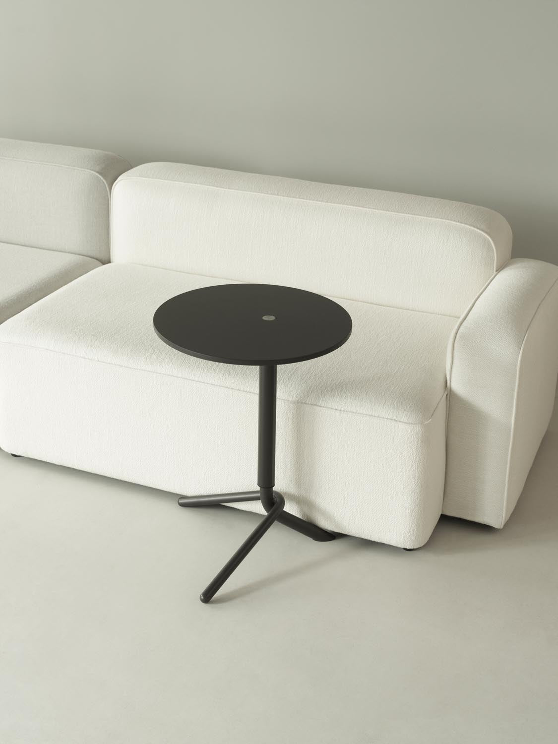 Lift Side Table in Dark Brown präsentiert im Onlineshop von KAQTU Design AG. Beistelltisch ist von Normann Copenhagen