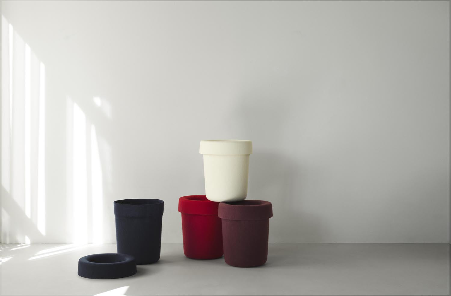 Entdecken Sie den Hide Office Papierkorb von Normann Copenhagen – ein stilvoller, nachhaltiger Begleiter aus recyceltem PET-Filz für Ihr Büro.