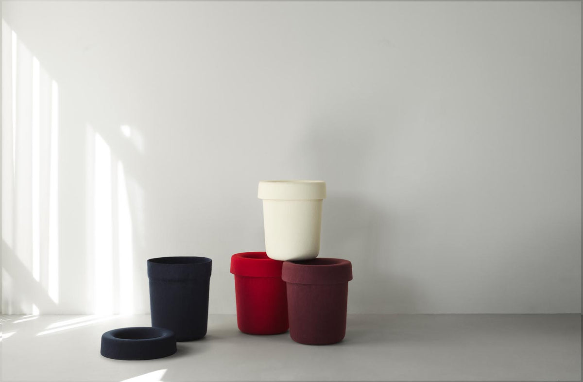 Hide Office Papierkorb in Burgundy präsentiert im Onlineshop von KAQTU Design AG. Papierkorb ist von Normann Copenhagen