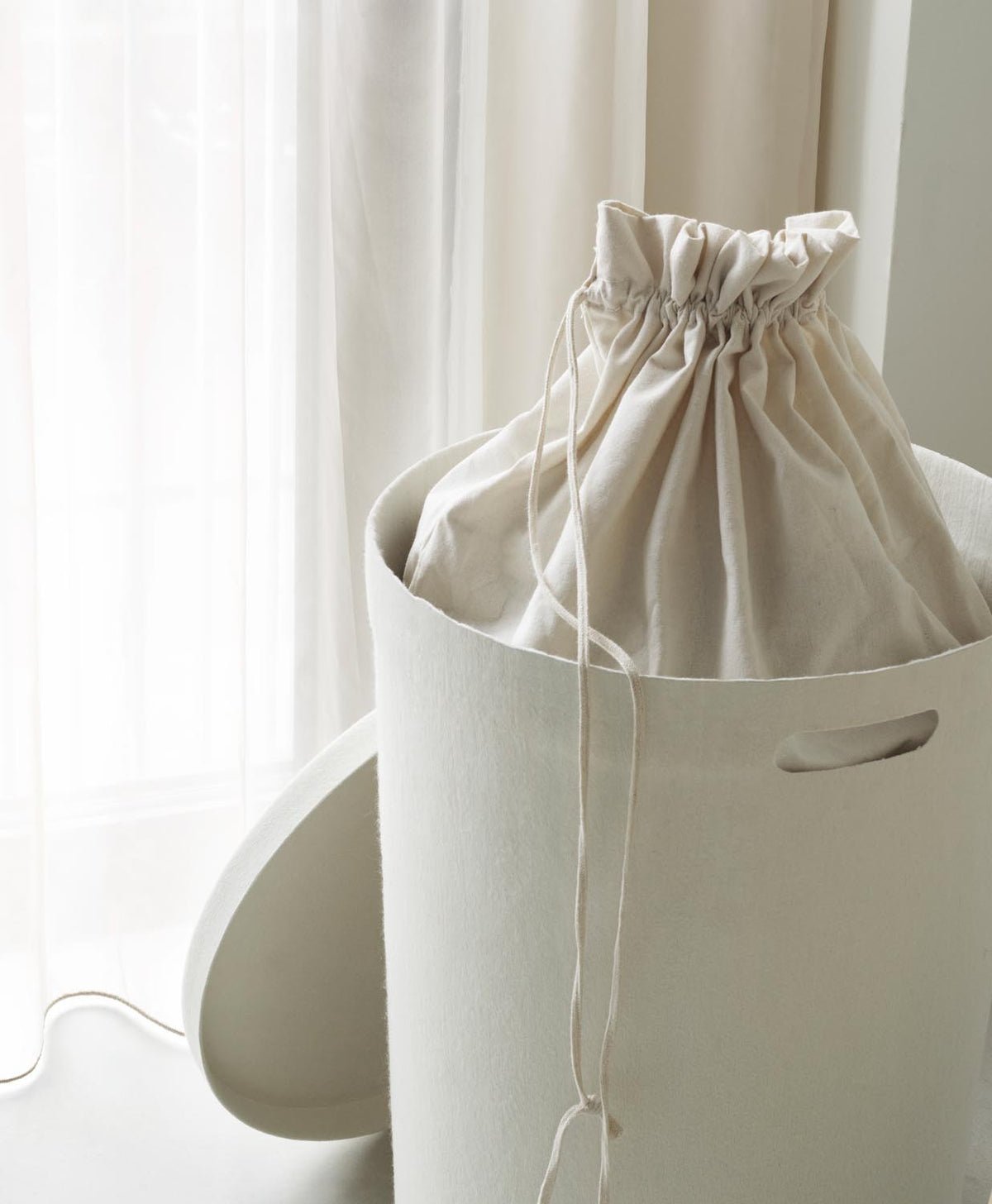 Hide Laundry Basket in Cream präsentiert im Onlineshop von KAQTU Design AG. Wäschekorb ist von Normann Copenhagen