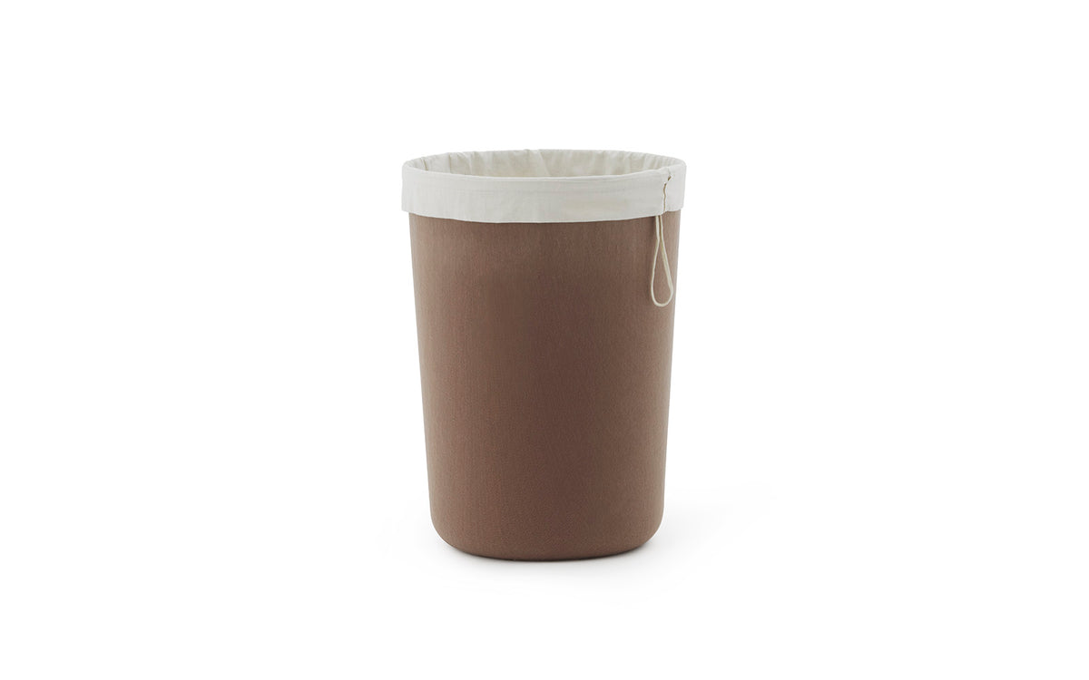 Hide Laundry Basket in Brown präsentiert im Onlineshop von KAQTU Design AG. Wäschekorb ist von Normann Copenhagen