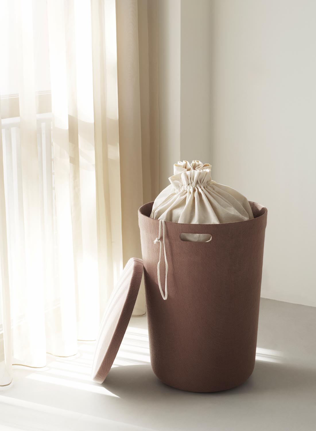Hide Laundry Basket in Brown präsentiert im Onlineshop von KAQTU Design AG. Wäschekorb ist von Normann Copenhagen