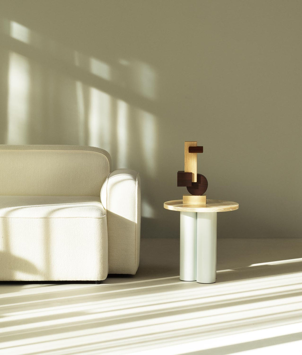 Join Sculpture Small in Ash/Carbonized Ash präsentiert im Onlineshop von KAQTU Design AG. Kunstgegenstände ist von Normann Copenhagen