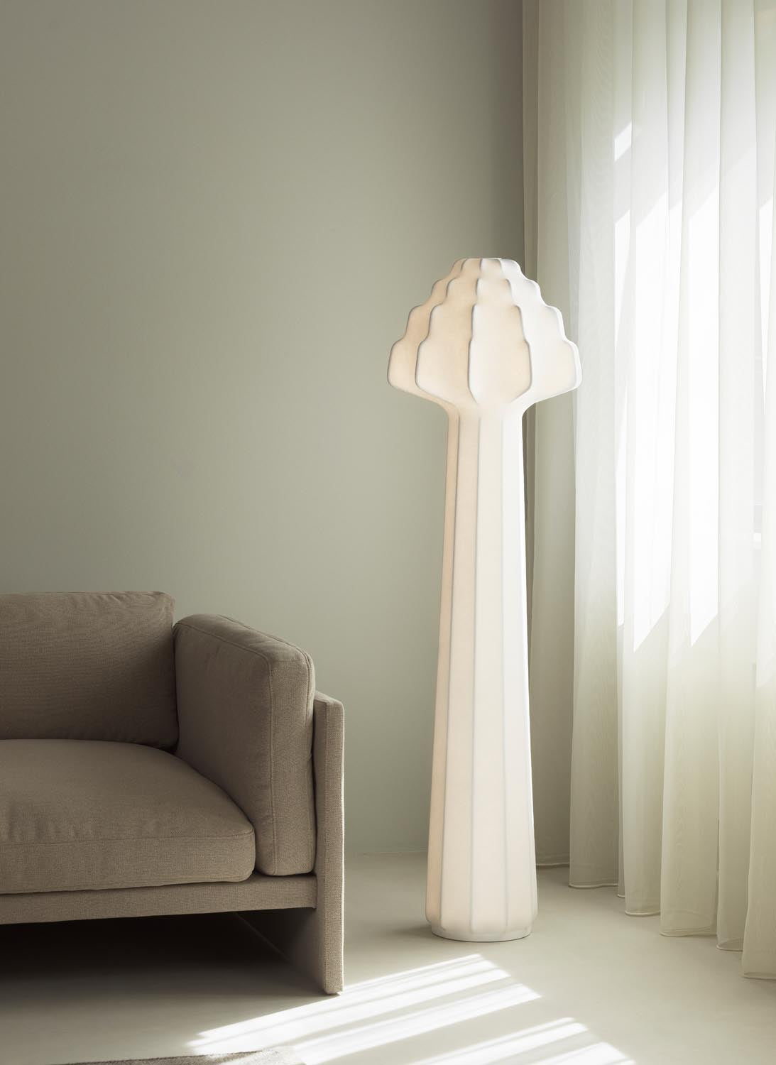 Phantom Leuchte in Floor Lamp präsentiert im Onlineshop von KAQTU Design AG. Stehleuchte ist von Normann Copenhagen