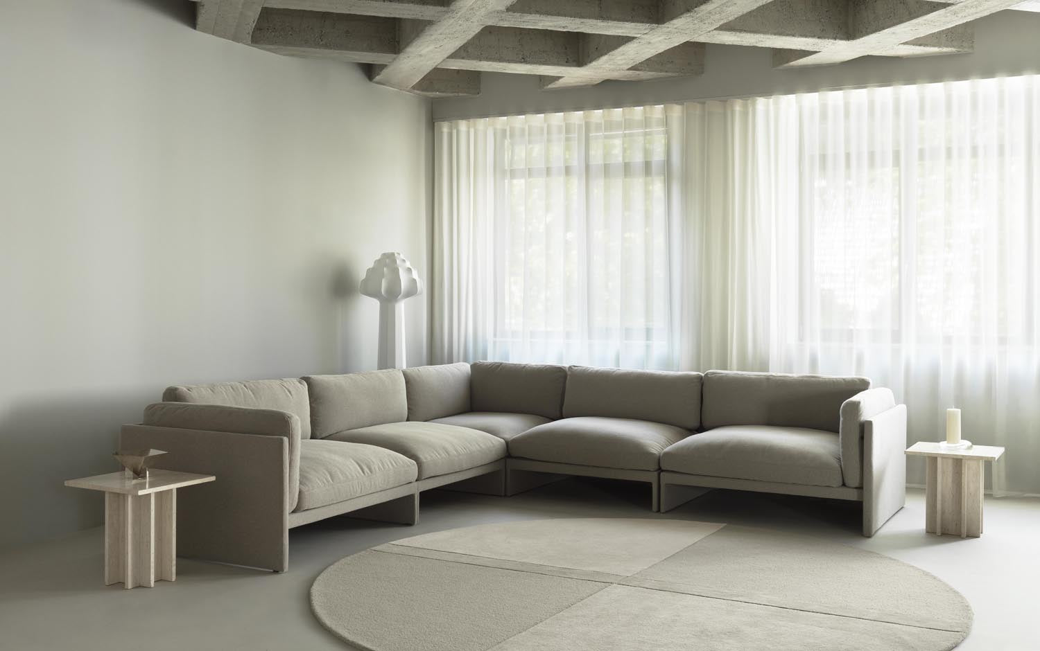 Erleben Sie das Softy 4-Sitzer Sofa mit Chaise Longue von Normann Copenhagen – ein modulares Design, das Komfort und Eleganz vereint.